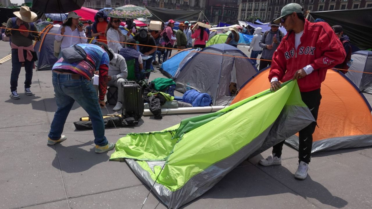 Manifestantes de la CNTE levantan el plantón en el Zócalo de la CDMX.