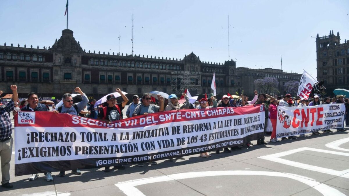 Este viernes, un contingente de la Coordinadora Nacional de Trabajadores de la Educación (CNTE) protestó en el Zócalo en contra de la reforma a la Ley del ISSSTE de este año.
