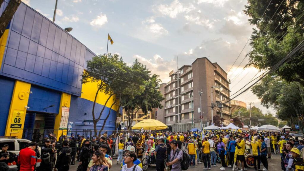 Con cierta incomodidad, aficionados del América y Chivas llegaron a la Ciudad de los Deportes.