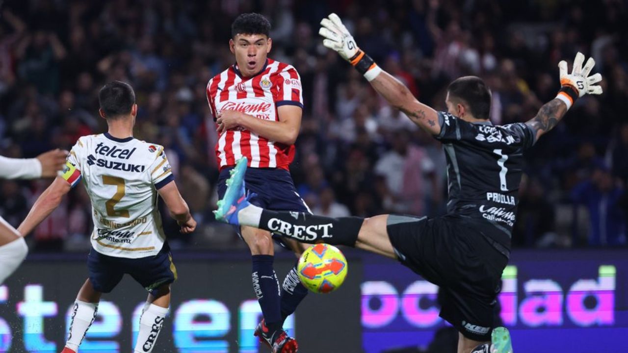 Las Chivas anotaron en tiempo de compensación el único gol que les otorgó los tres puntos en el duelo ante Pumas en Ciudad Universitaria.