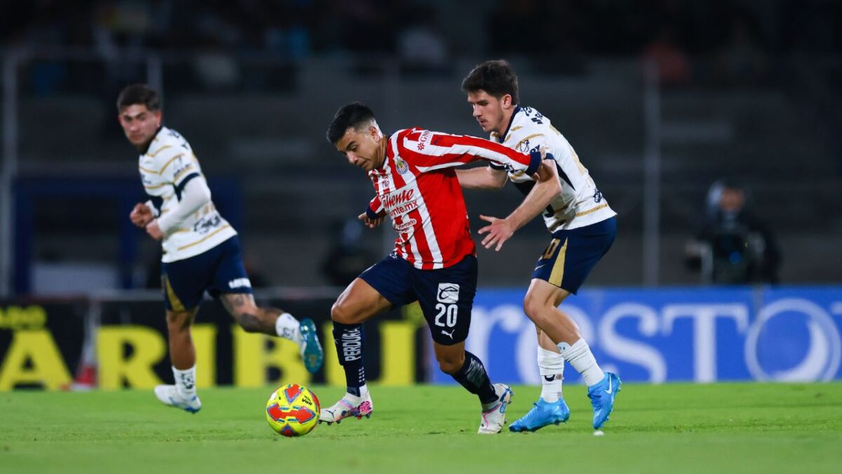 Las Chivas anotaron en tiempo de compensación el único gol que les otorgó los tres puntos en el duelo ante Pumas en Ciudad Universitaria.