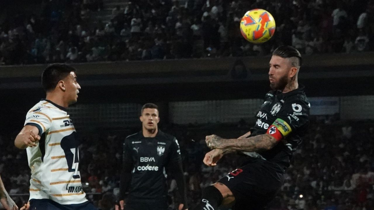 El duelo entre los Pumas y Rayados de Monterrey dio de qué hablar pero no por el nivel futbolístico sino por el arbitraje polémico.