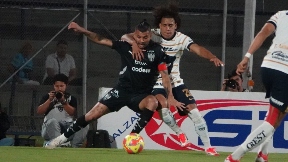 El duelo entre los Pumas y Rayados de Monterrey dio de qué hablar pero no por el nivel futbolístico sino por el arbitraje polémico.