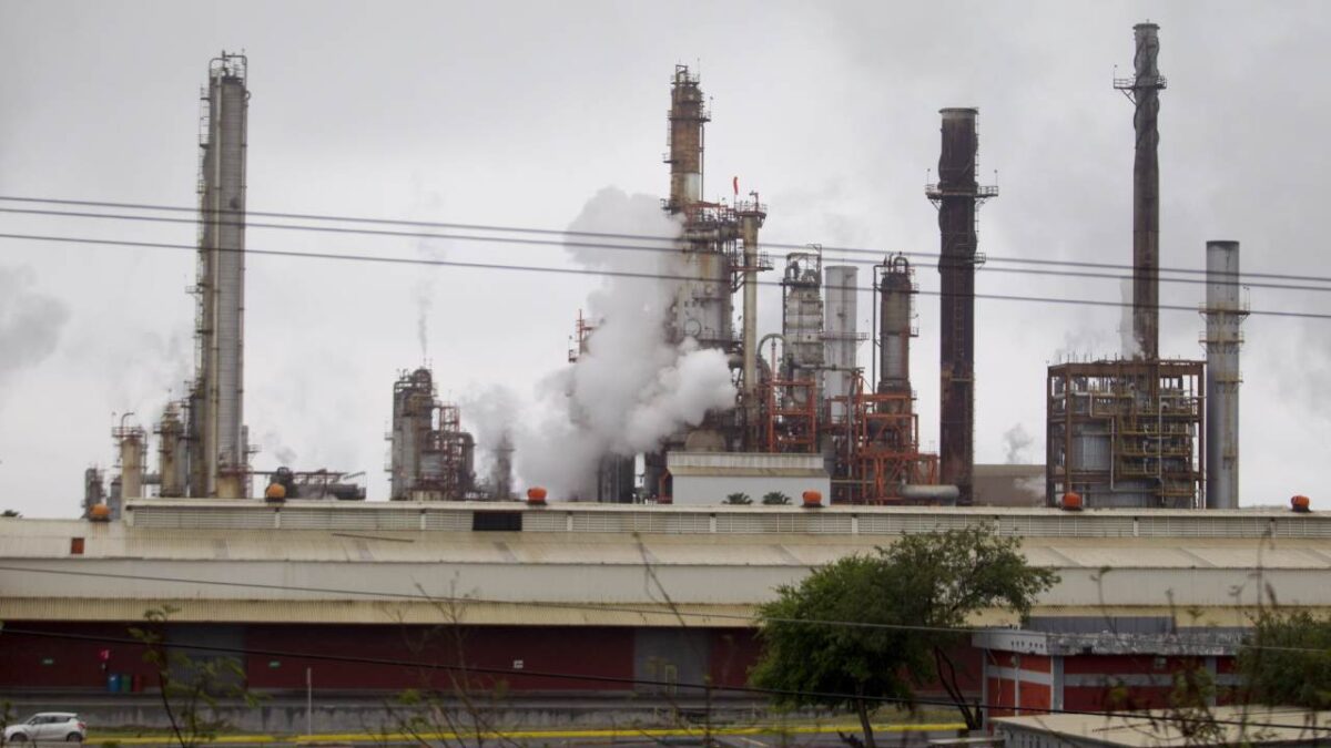 Un juez federal declaró ilegal la operación de la refinería de Cadereyta, en Nuevo León.