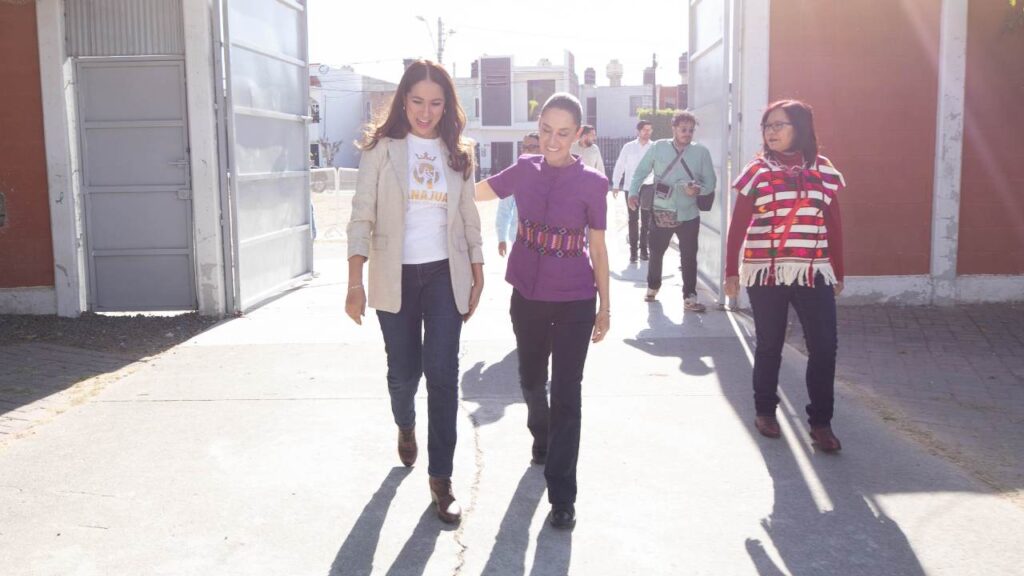 Claudia Sheinbaum y Libia Dennise caminan juntas tras un evento en Guanajuato.