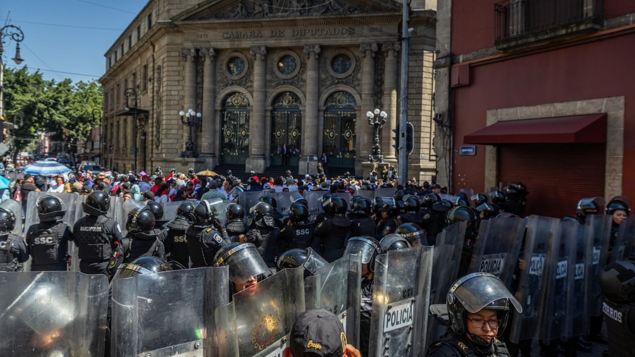 aspectos de la manifestación por las corridas en la capital