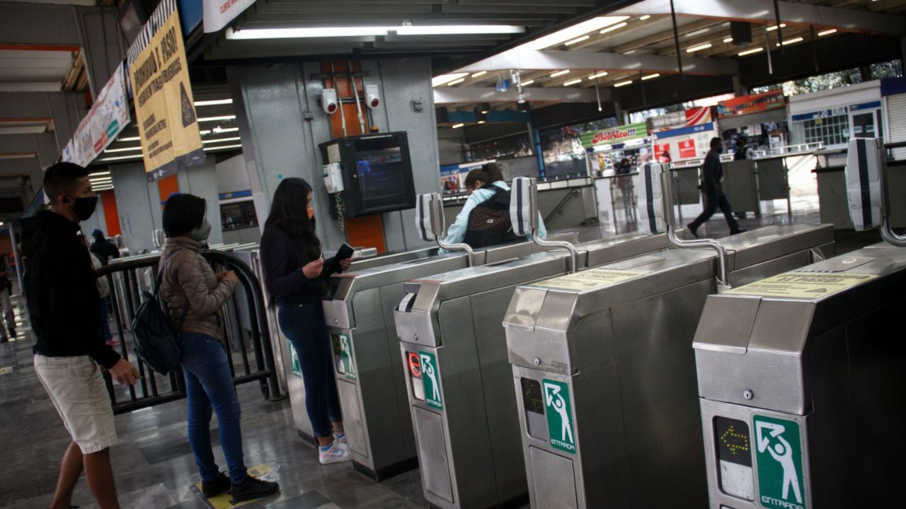 El servicio de Metro en la Línea 2 fue suspendido por unos minutos, por el rescate de una persona que se arrojó al paso del tren.