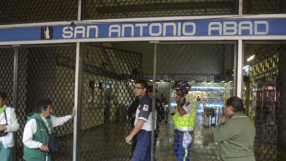 El servicio de Metro en la Línea 2 fue suspendido por unos minutos, por el rescate de una persona que se arrojó al paso del tren.