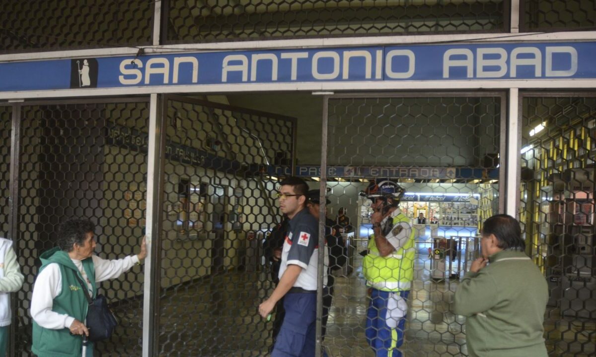 El servicio de Metro en la Línea 2 fue suspendido por unos minutos, por el rescate de una persona que se arrojó al paso del tren.