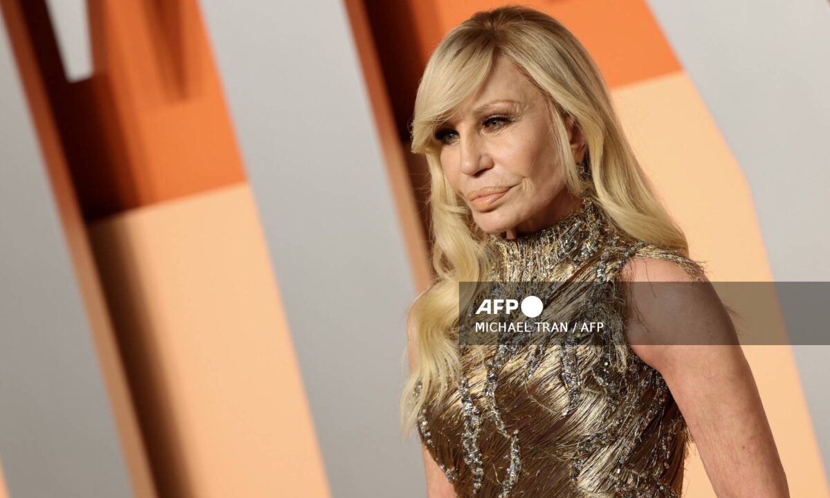 Donatella Versace sale de la dirección de Versace