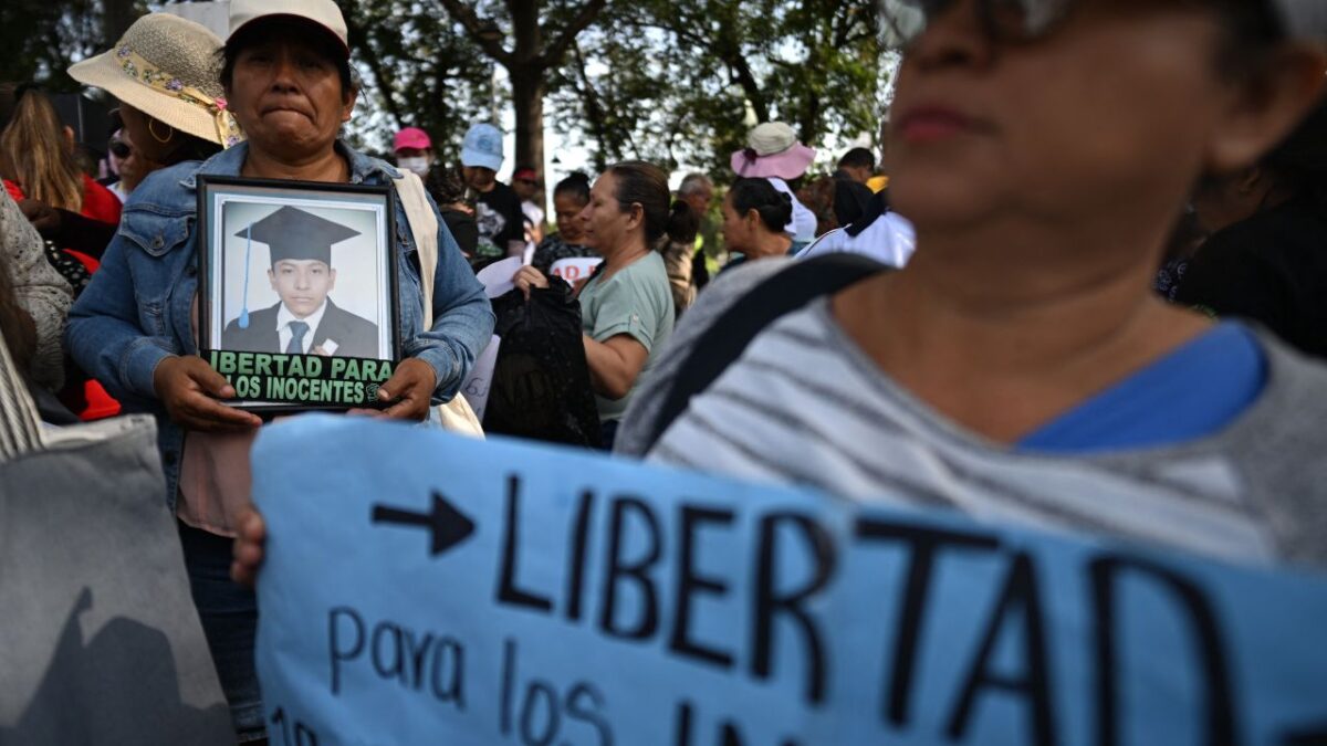 Protestas de padres exigen la liberación de hijos encarcelados sin pruebas, mostrando el lado humano de la política de mano dura de Bukele.