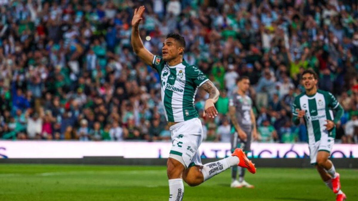 En Torreón, Santos Laguna derrotó al León y acabó con el único invicto del torneo.