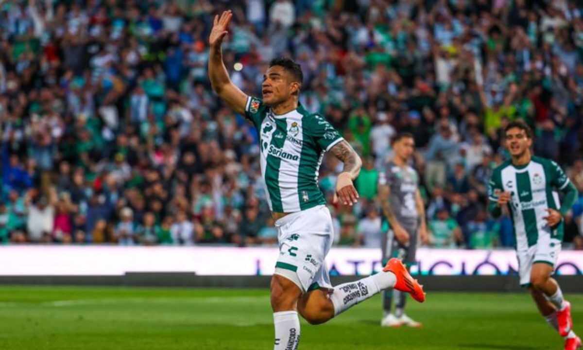 En Torreón, Santos Laguna derrotó al León y acabó con el único invicto del torneo.