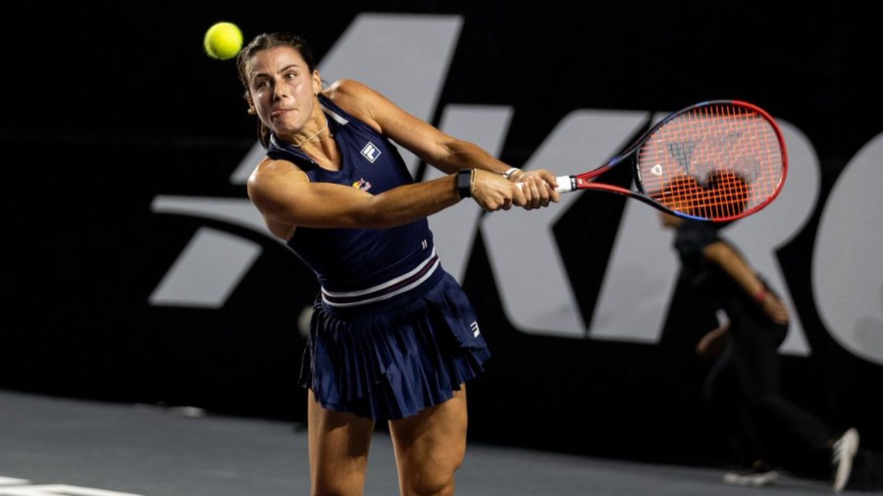 Emma Navarro durante uno de sus partidos en el Mérida Open 2025.