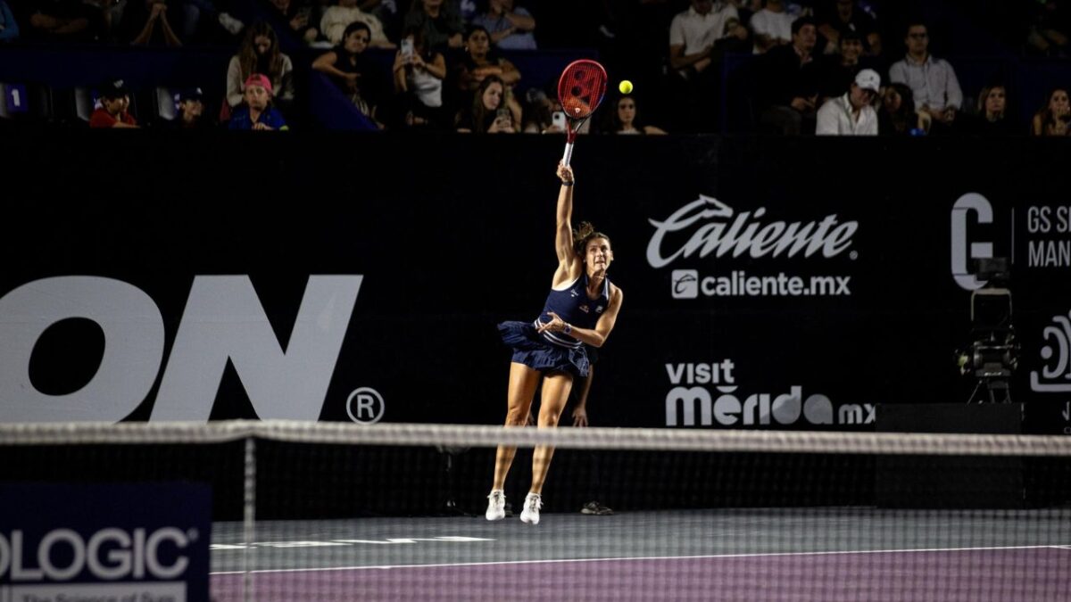 Emma Navarro durante uno de sus partidos en el Mérida Open 2025.