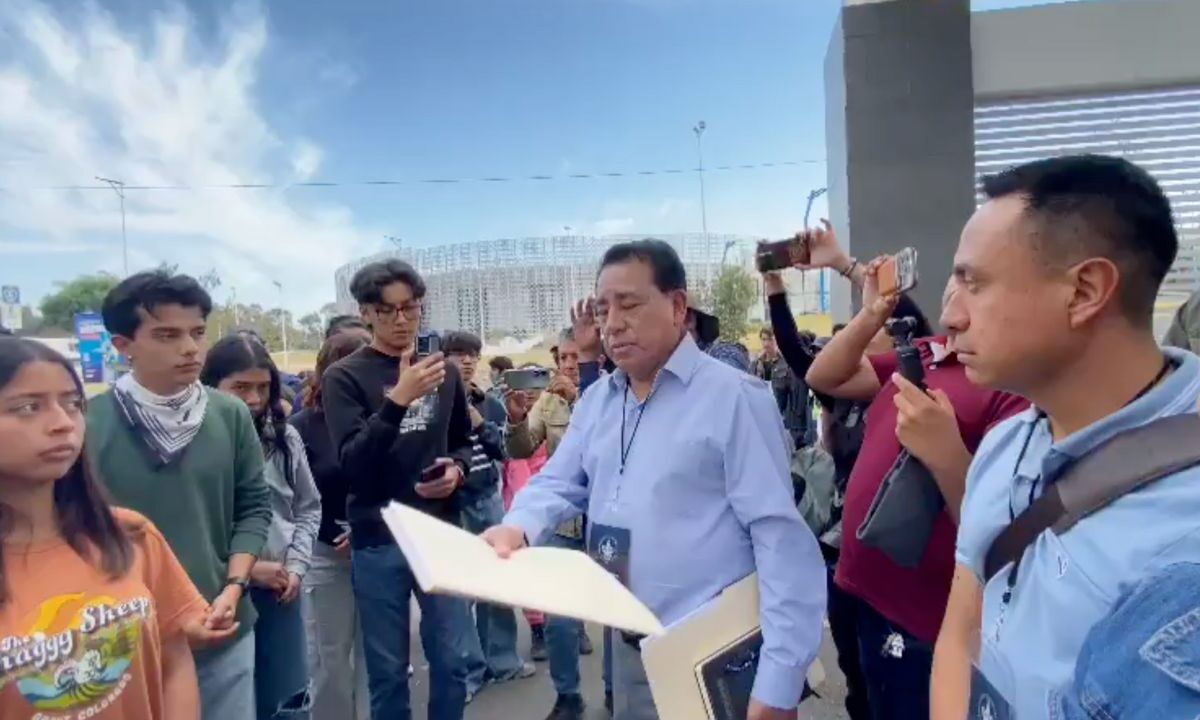 Jaime Vásquez López, vicerrector de la BUAP, entregó a los estudiantes en paro la respuesta institucional con 241 propuestas a sus demandas.