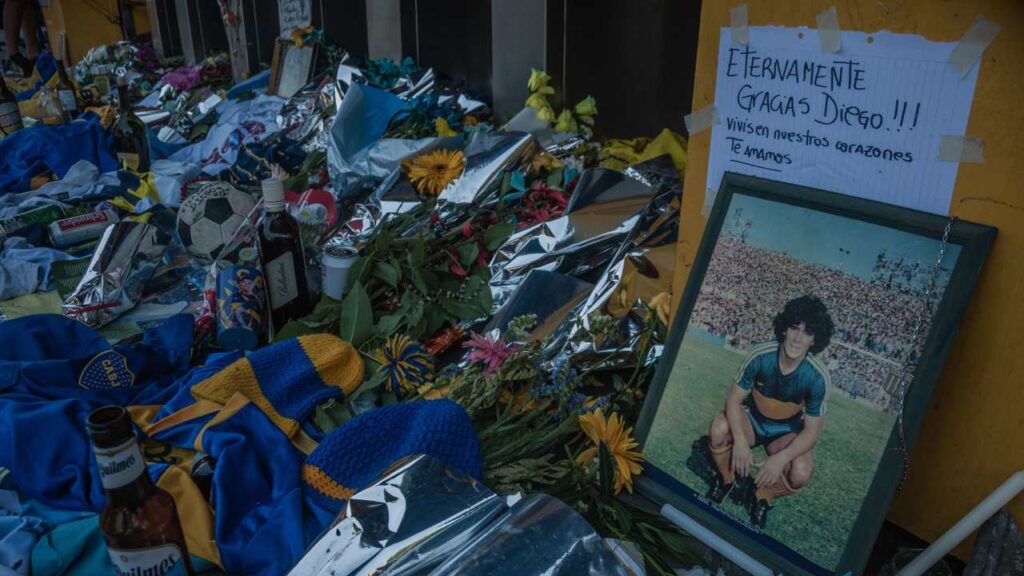 Aficionados dedican flores a Maradona tras su fallecimiento.