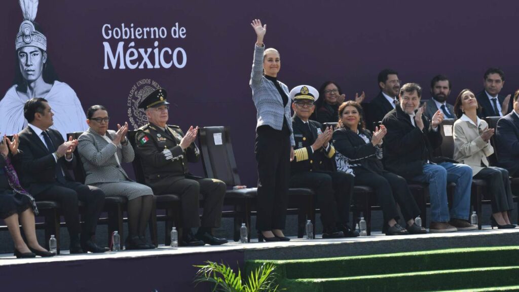 Claudia Sheinbaum durante un evento público junto con parte de su gabinete.