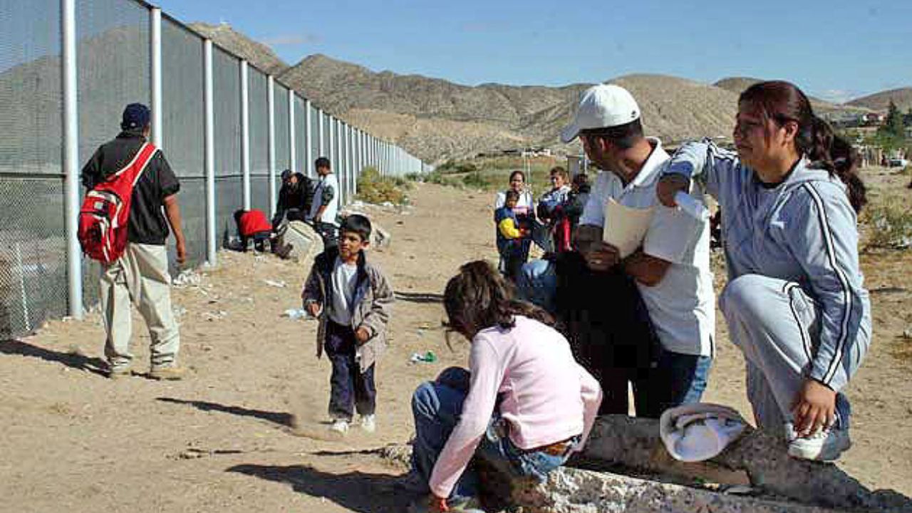 EU amenaza a migrantes irregulares... con "México te abraza"