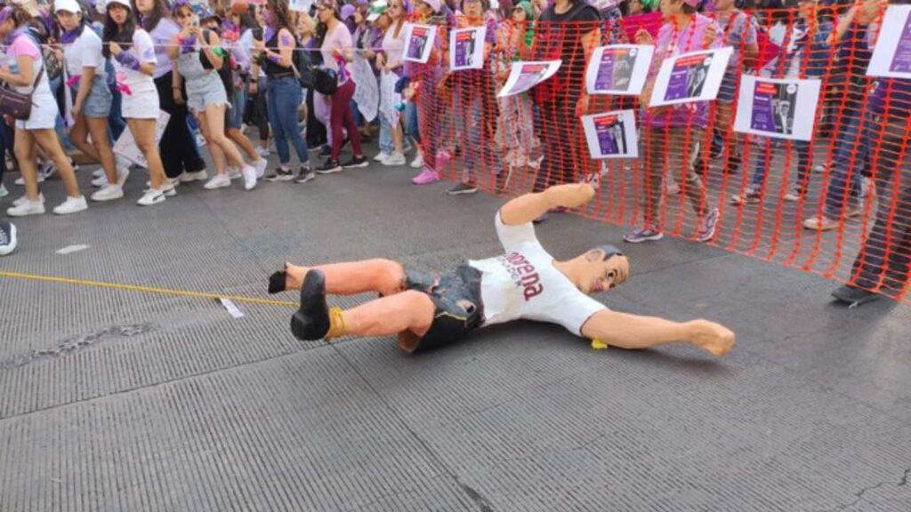 Un salió a las calles este 8 de marzo arrastrando un muñeco con las características del Cuauhtémoc Blanco.