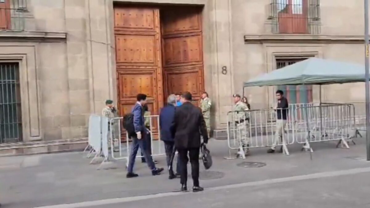 Funcionarios de Economía y Relaciones Exteriores llegan a Palacio Nacional para reunirse con Claudia Sheinbaum.