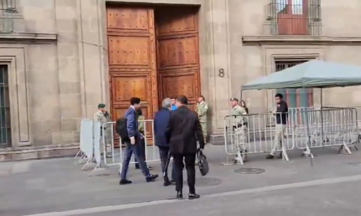 Funcionarios de Economía y Relaciones Exteriores llegan a Palacio Nacional para reunirse con Claudia Sheinbaum.