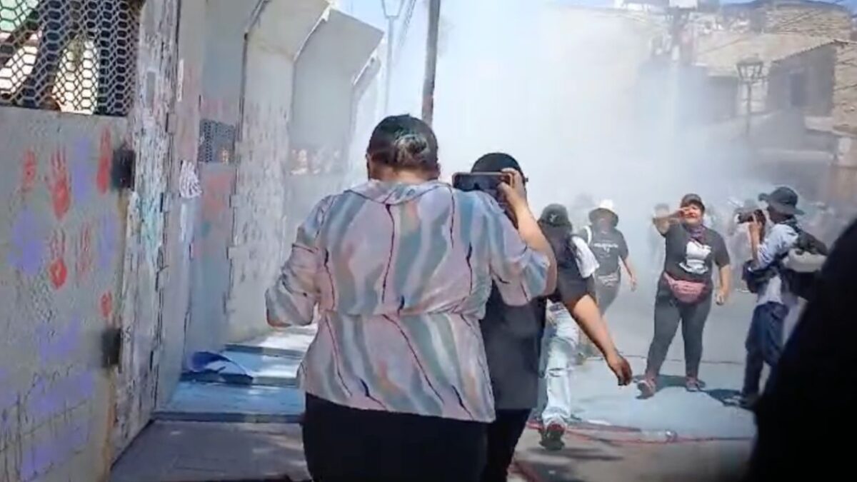 Un grupo de mujeres de diversos colectivos que protestaba en la fiscalía regional de Nezahualcoyotl fue rociada con gas de extintor.