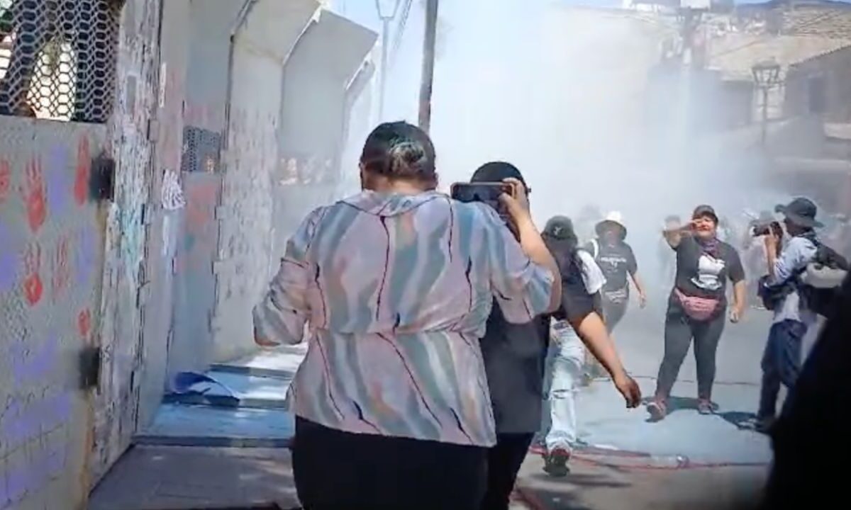 Un grupo de mujeres de diversos colectivos que protestaba en la fiscalía regional de Nezahualcoyotl fue rociada con gas de extintor.