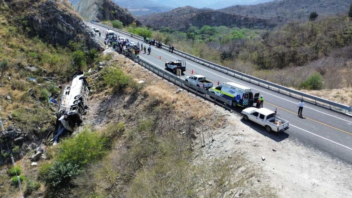 El Gobierno de Oaxaca indemnizará a las familias de los 18 muertos del accidente en la carretera Mitla-Tehuantepec.