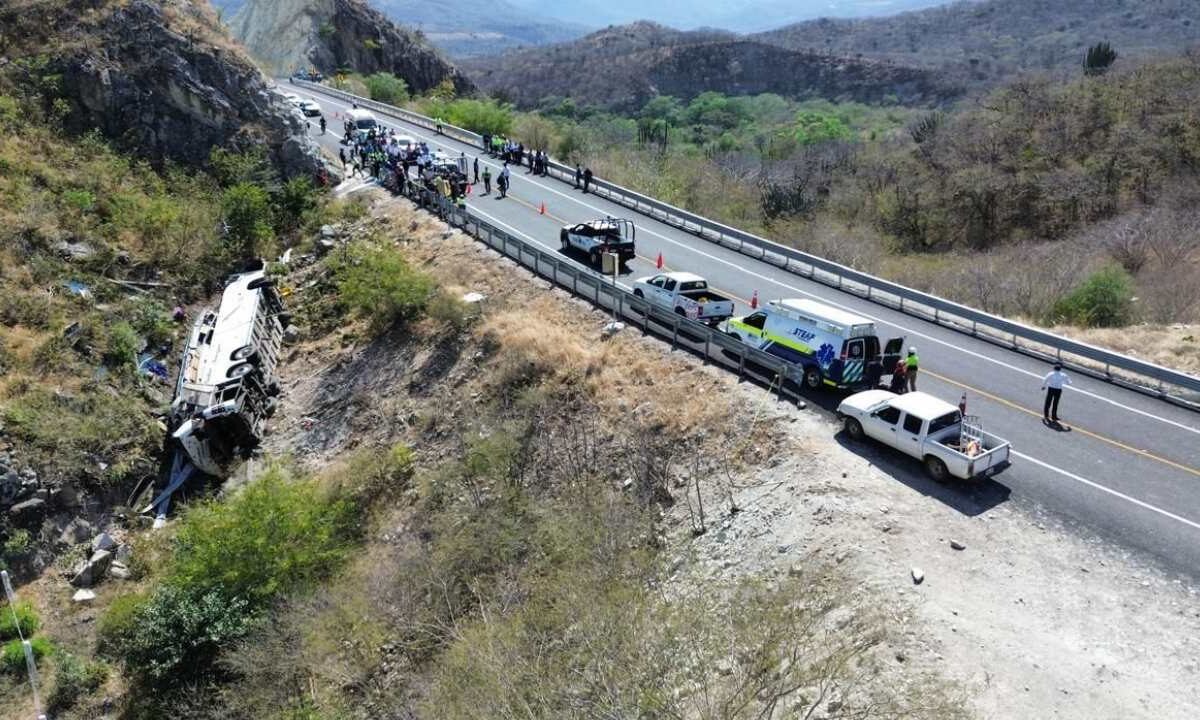 El Gobierno de Oaxaca indemnizará a las familias de los 18 muertos del accidente en la carretera Mitla-Tehuantepec.