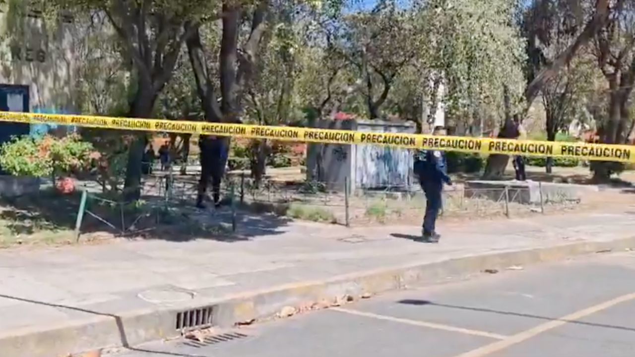 La SSC informó sobre el hallazgo de una persona sin vida dentro de un cesto de plástico en un jardín de la unidad habitacional Tlatelolco.