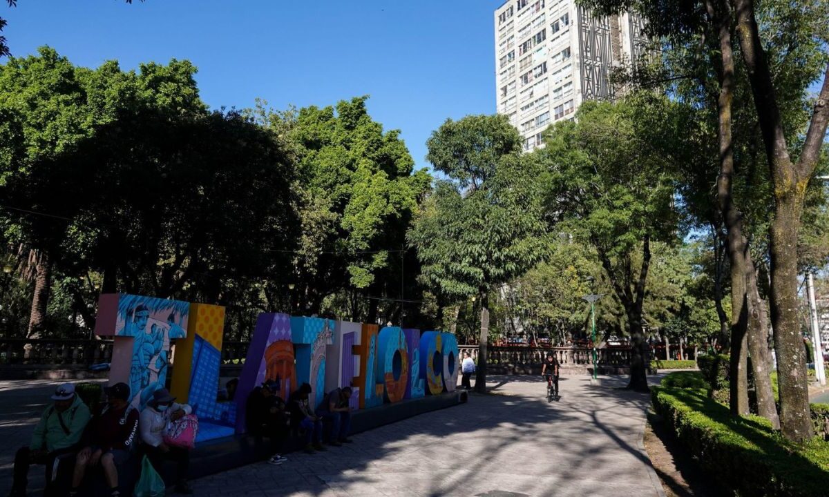 La SSC informó sobre el hallazgo de una persona sin vida dentro de un cesto de plástico en un jardín de la unidad habitacional Tlatelolco.