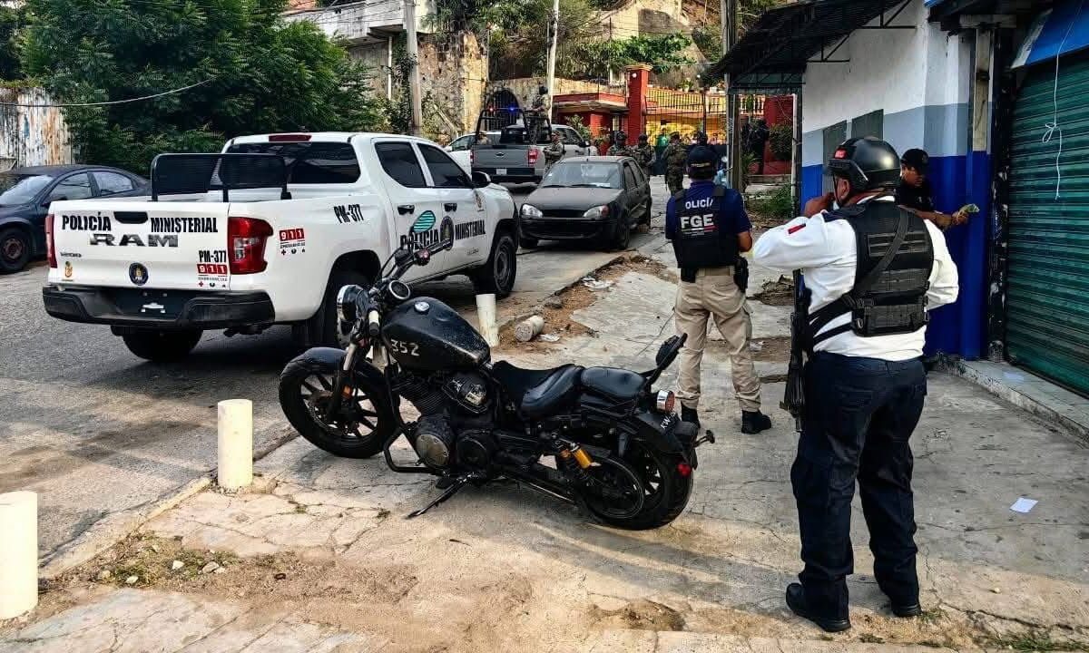 Vecinos de un fraccionamiento localizaron los restos humanos de dos personas, esparcidos en una calle en Acapulco.