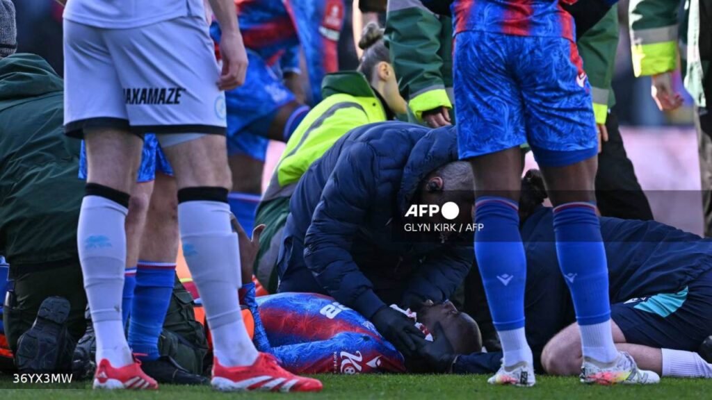 Jean-Philippe Mateta tuvo que ser ingresado en el hospital tras recibir una patada en la cara del guardameta del Milwall Liam Roberts, que fue expulsado.