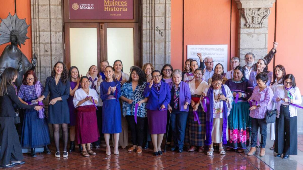 La presidenta Claudia Sheinbaum inauguró la sala Mujeres en la Historia en Palacio Nacional.