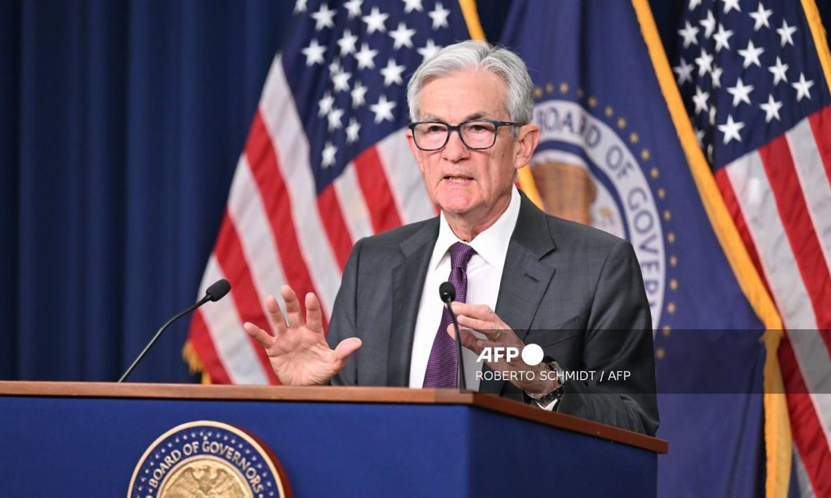 Jerome Powell, presidente de la Fed, afirmó que la inflación comenzó a repuntar en EU, en parte debido a los aranceles de Trump.