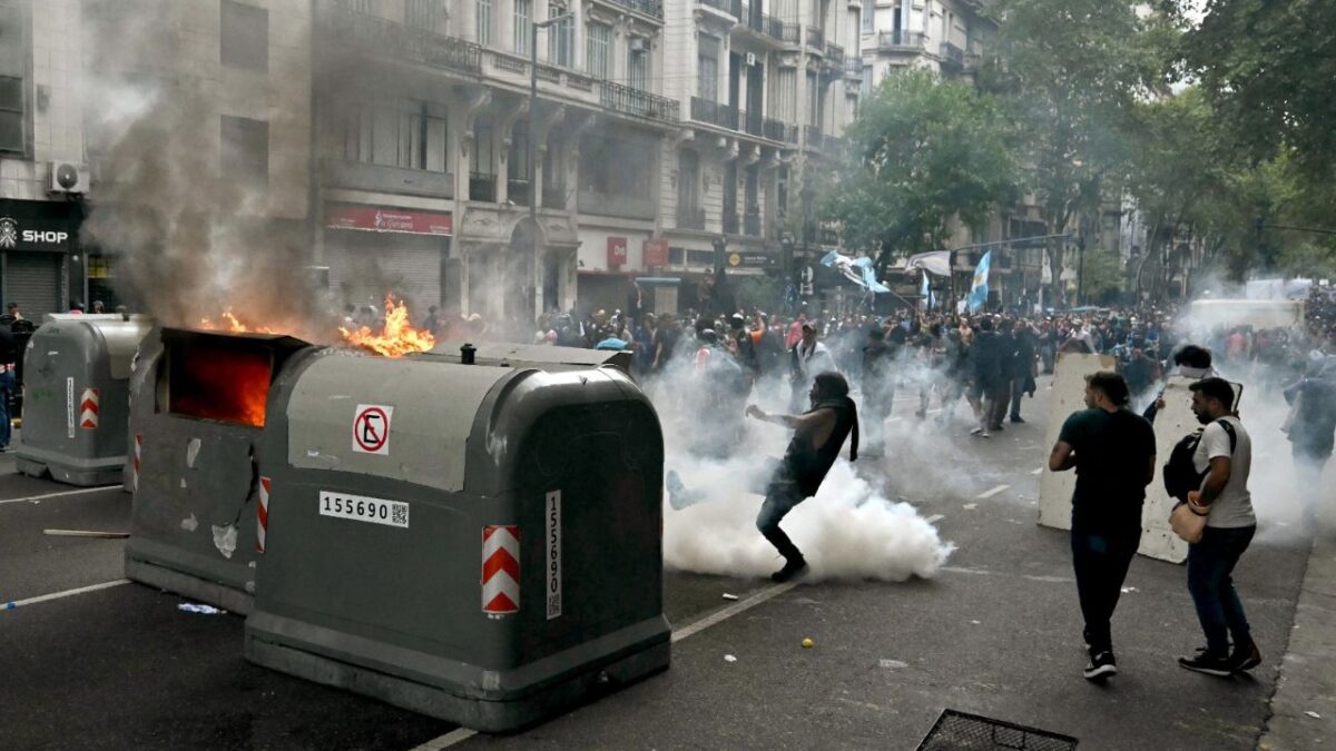 Graves incidentes se registraron frente al Congreso Nacional argentino durante una protesta de jubilados que contó con la inusual participación de barras de fútbol y militantes. Los enfrentamientos entre manifestantes y fuerzas de seguridad dejaron detenidos, gases lacrimógenos y un clima de tensión en el centro de la capital del país sudamericano.