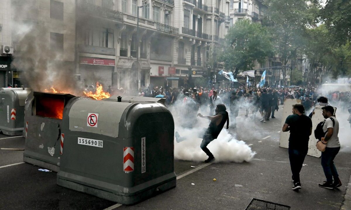 Graves incidentes se registraron frente al Congreso Nacional argentino durante una protesta de jubilados que contó con la inusual participación de barras de fútbol y militantes. Los enfrentamientos entre manifestantes y fuerzas de seguridad dejaron detenidos, gases lacrimógenos y un clima de tensión en el centro de la capital del país sudamericano.