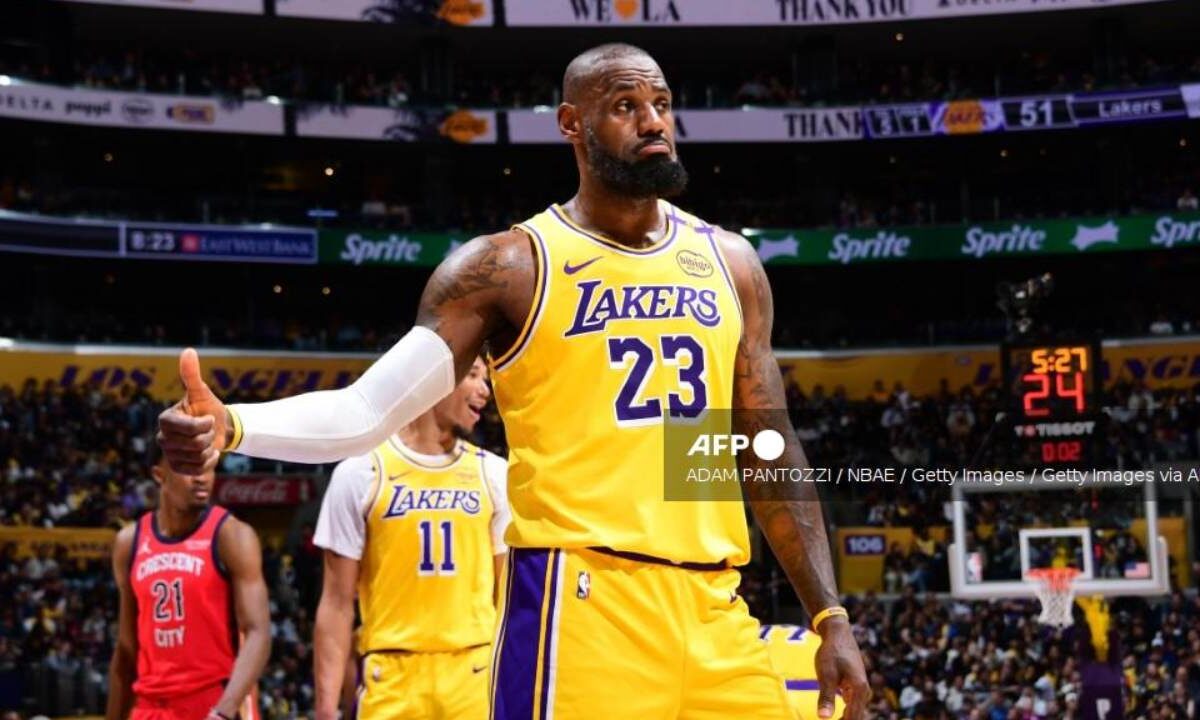 LeBron, en su vigesimosegunda temporada en la NBA, superó la marca de cincuenta mil en los primeros minutos del cuarto inicial.