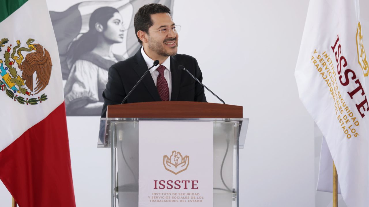 Martí Batres, director del ISSSTE, realizó un llamado para ver la salud como un derecho colectivo y un tema de justicia social.