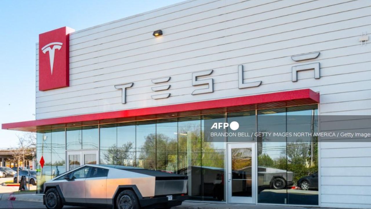 El fabricante de autos eléctricos Tesla llamó a revisión a más de 46 mil camionetas Cybertrucks cuyos paneles de carrocería podrían caerse.