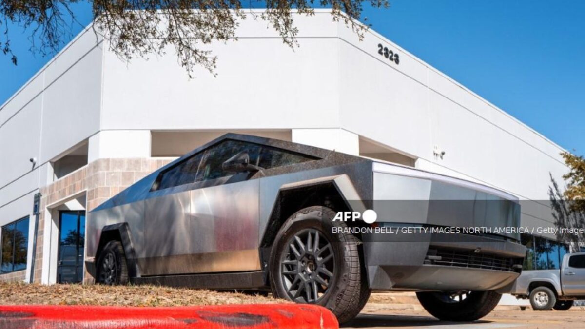 El fabricante de autos eléctricos Tesla llamó a revisión a más de 46 mil camionetas Cybertrucks cuyos paneles de carrocería podrían caerse.