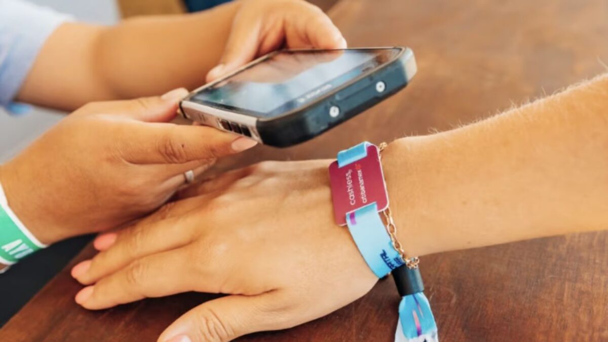 Llega al Congreso CDMX regulación de pulseras cashless en festivales