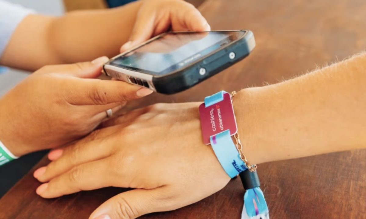 Llega al Congreso CDMX regulación de pulseras cashless en festivales