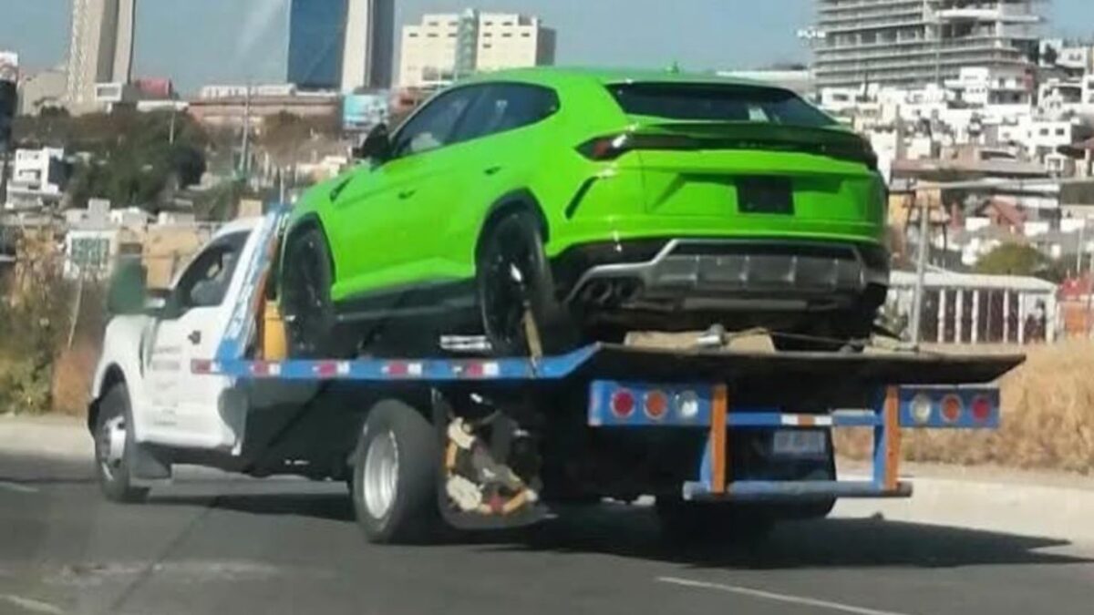 Localizan tres cuerpos sin vida en un Lamborghini al exterior de un antro en Querétaro.