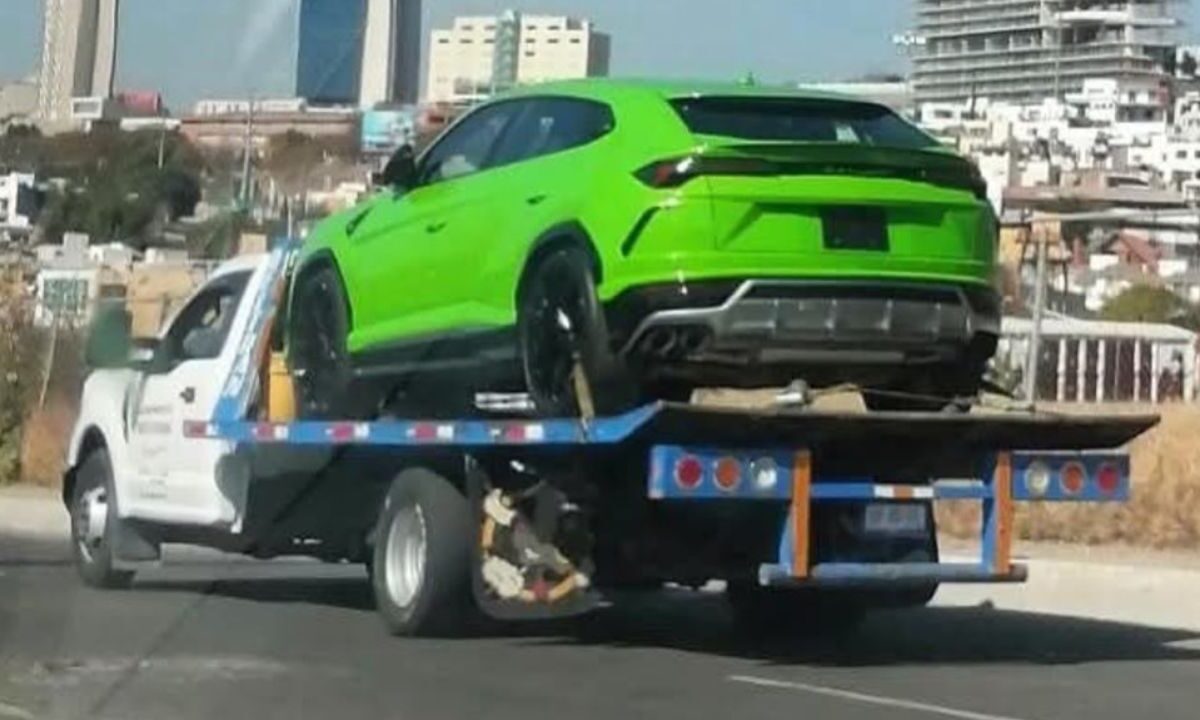 Localizan tres cuerpos sin vida en un Lamborghini al exterior de un antro en Querétaro.