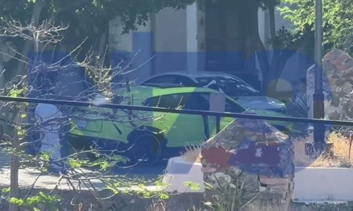 Localizan tres cuerpos sin vida en un Lamborghini al exterior de un antro en Querétaro.