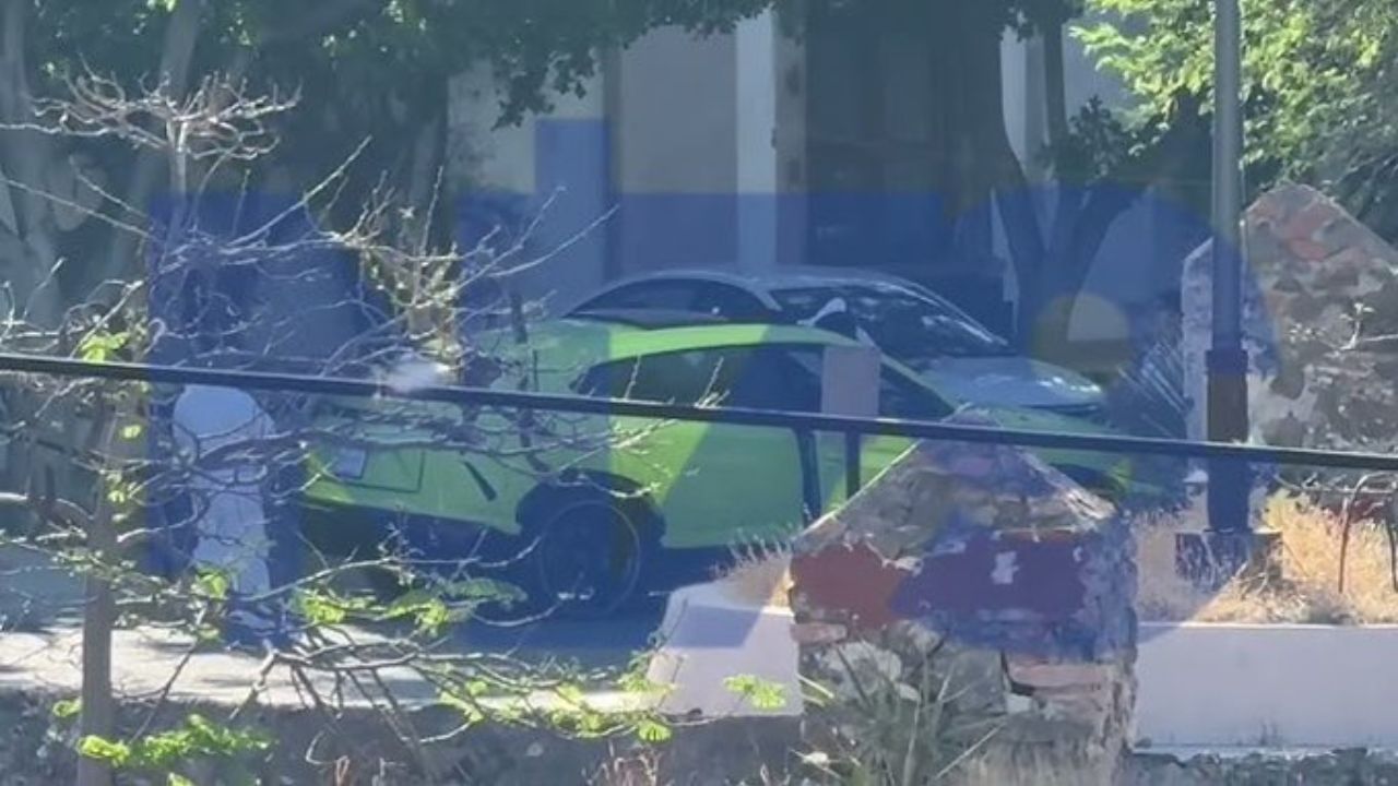 Localizan tres cuerpos sin vida en un Lamborghini al exterior de un antro en Querétaro.