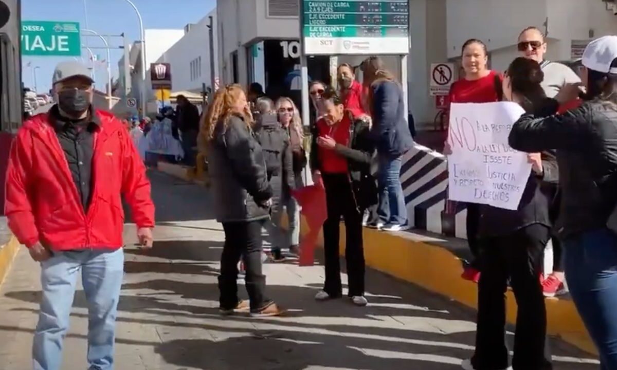 Maestros de la Red de Defensa Magisterial de Chihuahua protestaron en el Puente Internacional Santa Fe, liberando el cobro de casetas.