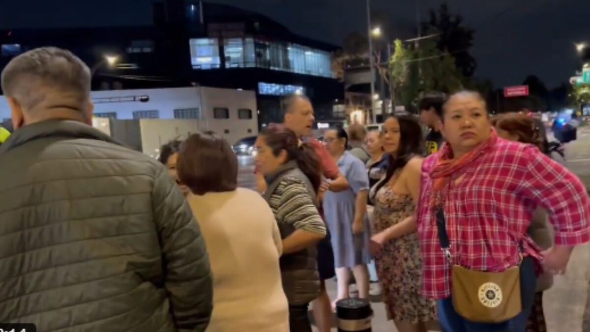 Vecinos de Tlatelolco realizaron bloqueo vial en la avenida Insurgentes Norte, en demanda de mayor seguridad tras hallazgo de mujer muerta.